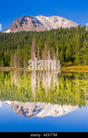 Lassen Peak reflété dans le lac Hat Lassen Volcanic National Park en Californie Banque D'Images