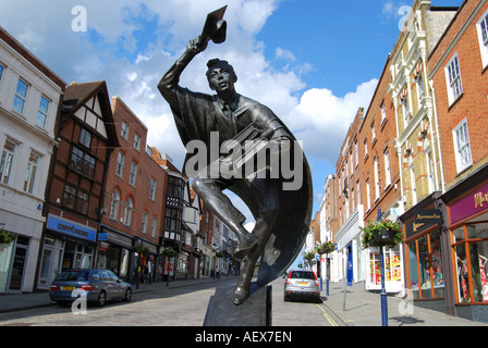 Statue de «Shurrey Scholar» dans High Street, Guildford, Surrey, Angleterre, Royaume-Uni Banque D'Images