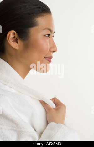 Portrait de femme en robe en tissu éponge Banque D'Images