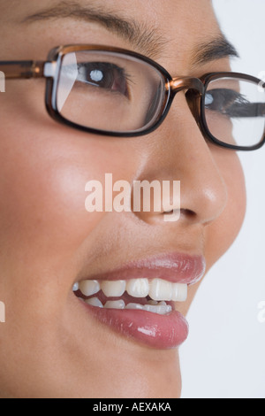 Portrait de femme portant des lunettes Banque D'Images