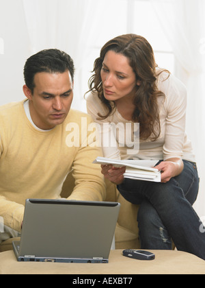 Couple travaillant ensemble à l'ordinateur Banque D'Images