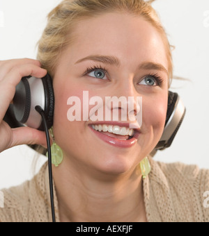 Young woman wearing headphones Banque D'Images