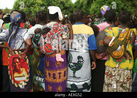 Les mères avec leurs enfants en tissu lumineux se réunir autour d'un concours de danse traditionnelle nr Nkharta Bay, le Malawi, l'Afrique Banque D'Images