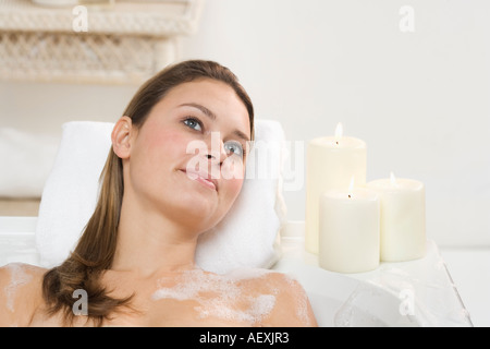 Woman relaxing in bathtub Banque D'Images