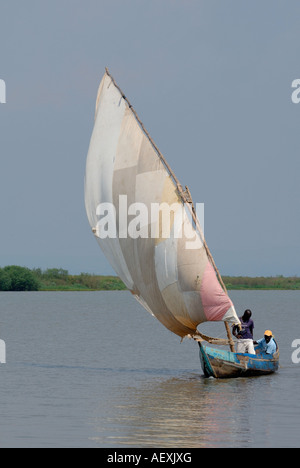 Une pirogue à voile à Luo arrivant à Dunga près de Kisumu au Kenya Afrique de l'Est Banque D'Images