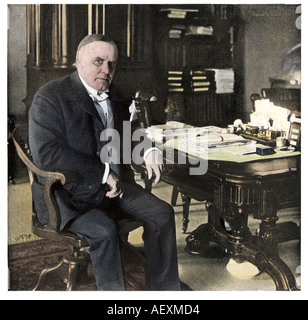 Le président des États-Unis, William McKinley à son bureau à partir d'une photographie prise le 7 juin 1898. La main, d'une photographie de demi-teinte Banque D'Images