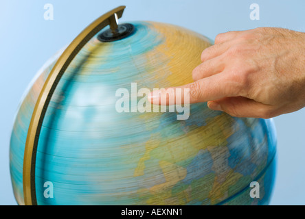 Globe en rotation à la main Banque D'Images