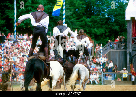 Chevaliers sur l'holding lance un drapeau en tournoi festival médiéval en Bavière Allemagne Kaltenberg Banque D'Images