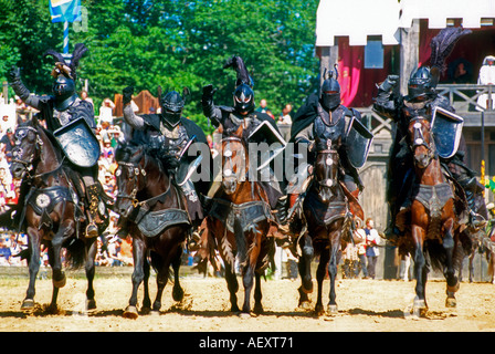 Chevaliers sur l'holding lance un drapeau en tournoi festival médiéval en Bavière Allemagne Kaltenberg Banque D'Images