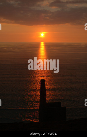 Coucher du soleil à Towanroath Engine House Papule Coates côte nord des Cornouailles Banque D'Images