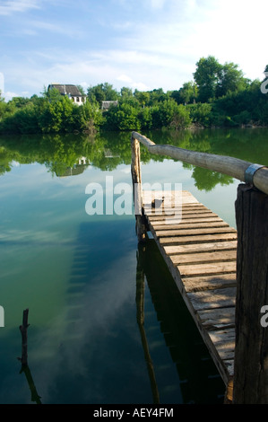 Étang au village triste région Sumy Ukraine Banque D'Images