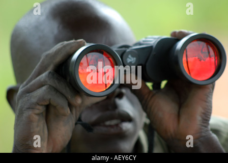 Guide de Safari à attentivement à travers les yeux rouges jumelles, Parc National de Kidepo, Ouganda Banque D'Images