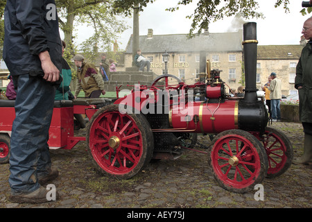 Le propriétaire du moteur de traction miniature à Masham Market Square North Yorkshire au cours de l'assemblée annuelle de rallye à vapeur Banque D'Images