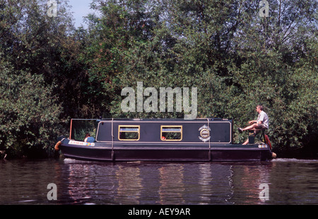 Homme avec jambe en direction du soleil une loutre de mer court 15-04 sur la Tamise au-dessus du verrou de Boveney, Windsor, Berkshire Banque D'Images