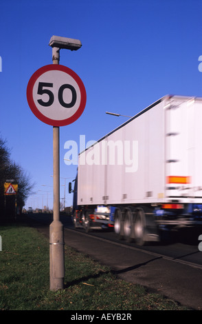 Camion passant à 50 milles à l'heure limite de vitesse warning sign on road à Leeds yorkshire uk Banque D'Images