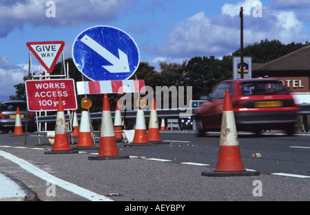 Une voiture passe à travers les travaux routiers uk Banque D'Images