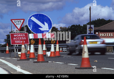 Une voiture passe à travers les travaux routiers uk Banque D'Images