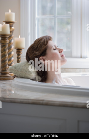 Woman relaxing in bathtub Banque D'Images