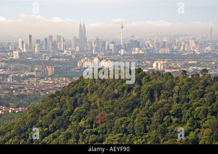 Normal contre la jungle de béton vue de Kuala Lumpur du Bukit Tabur la crête de quartz Banque D'Images