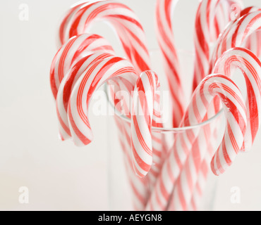 Close up de cannes de bonbon dans un verre Banque D'Images