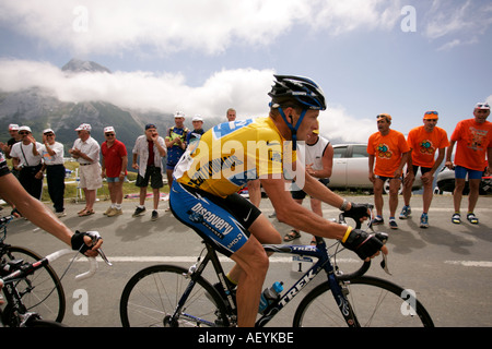 Lance Armstrong monter jusqu'au col d'Aubisque dans le tour de France 2005 Banque D'Images