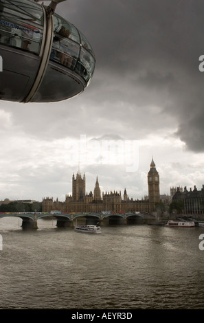 Nuages de tempête de recueillir sur les Maisons du Parlement, London UK Banque D'Images