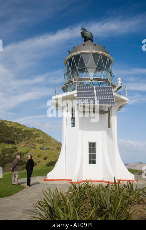 Phare du cap Reinga à alimentation solaire avec les touristes. La péninsule de Northland Aupori Île du Nord Nouvelle-zélande Banque D'Images