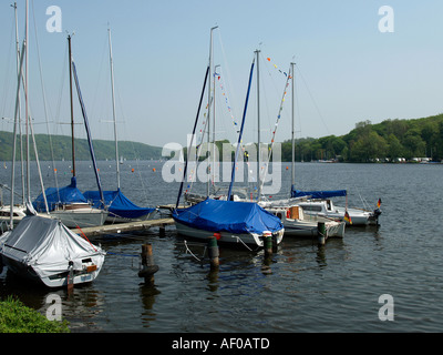 Avec un pont de bateaux à voile le lac Baldeney Baldeneysee à Essen Banque D'Images