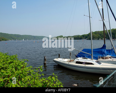 Avec un pont de bateaux à voile le lac Baldeney Baldeneysee à Essen Banque D'Images