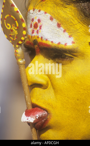 La femme comme Kanya Devi, un avatar de la Déesse Parvati au temple de Shiva dans Kanyakumari, Tamil Nadu, Inde. Banque D'Images