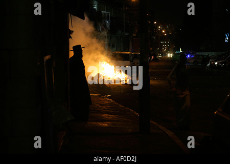 Silhouette de juif hassidique debout devant des feux anti-émeute Jérusalem israël Banque D'Images