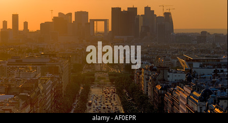 Vue panoramique de Paris La Defense quartier financier de haut de l'Arc de Triomphe au coucher du soleil Banque D'Images