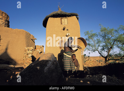 Femme Dogon avec bébé en Kundu Village, Bandiagara, Mali. Banque D'Images