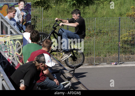 Location de vélo randonnée cycliste vélo stunt trick indiquent le rendement profiter jeu sport spécifique difficile formation pratique street Banque D'Images