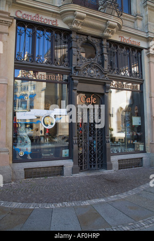 Relection Thomaskirche de fenêtre dans un cafe, Leipzig Allemagne Saxe Banque D'Images