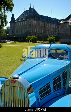 Bugatti replica voiture classique à l'extérieur grande maison de campagne. Banque D'Images