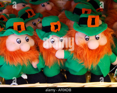 Leprechaun souvenirs en vente dans une boutique touristique dans Temple Bar Dublin 2005 Banque D'Images