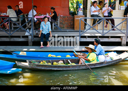 Wat Don Wai (près de Wat Rai Khing) Marché flottant, Nakhon Chai Si River Bangkok, Thaïlande Banque D'Images