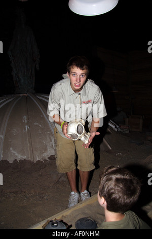 Tour Guide montre un crâne exotiques attraction Top secret Wisconsin Dells Banque D'Images