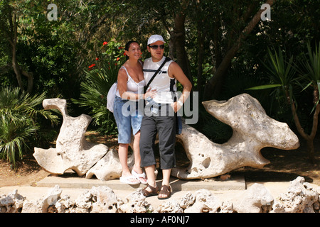 Les touristes par le dragon de pierre qui est le symbole de Cuevas del Drach ou les anses del Drac, les grottes du Dragon, Mallorca, Espagne Banque D'Images