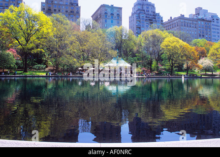 New York City Central Park Boat Pond The Conservatory Water, modèle de bassin de bateau, Kerbs Memorial Boathouse au printemps. Central Park Conservancy. ÉTATS-UNIS Banque D'Images