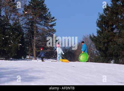 New York, scène de neige d'hiver de Central Park.Des enfants traînent sur Cedar Hill lors d'une belle journée ensoleillée à New York.ÉTATS-UNIS Banque D'Images