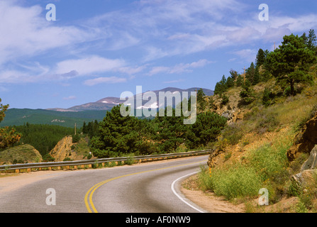 Colorado, de Peak à Peak Highway. Courbe d'enroulement sur route. Pas de voiture. Chemin pittoresque le long de Continental Divide, États-Unis. Entraînement, (moteur), à travers l'Amérique. Rocheuses Banque D'Images