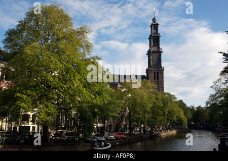 À la recherche d'un canal vers le bas dans la tour de Westerkerk Amsterdam Pays-Bas samedi 14 juillet 2007 Banque D'Images