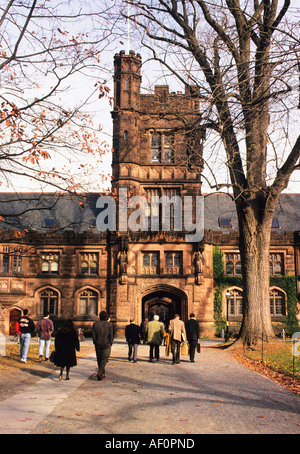 L'Université de Princeton dans le New Jersey à l'Est des étudiants et professeurs Pyne marche sur le Campus USA Banque D'Images