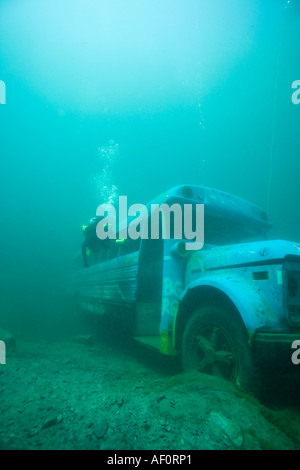 Femme de plongée sous marine à proximité des autobus scolaires en contrebas Lake Rawlings Rawlings Virginia VA Banque D'Images