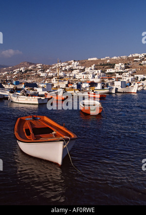 La plage d'Ormos Grèce Mykonos bateaux liée à la fin d'après-midi Banque D'Images