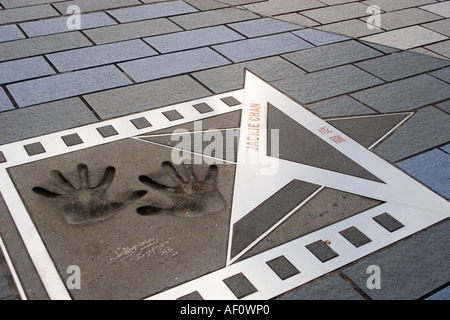 La main imprime des arts martiaux movie star Jackie Chan. Imprimé en béton sur la passerelle, Kowloon. Banque D'Images