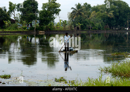 Traversée du canal - LA MANIÈRE LOCALE DANS KUTTANAD, ALAPPUZHA Banque D'Images