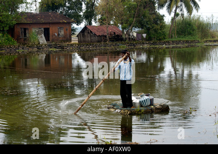 Traversée du canal - LA MANIÈRE LOCALE DANS KUTTANAD, ALAPPUZHA Banque D'Images